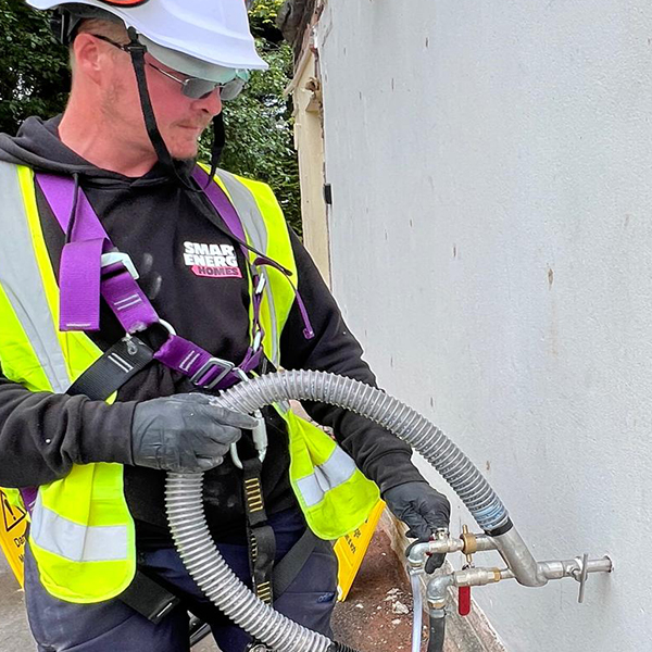 Climabead (a elwir hefyd yn EVObead, EPS bead neu Thermabead) Inswleiddio Waliau Ceudod yn gosod Smart Energy Homes